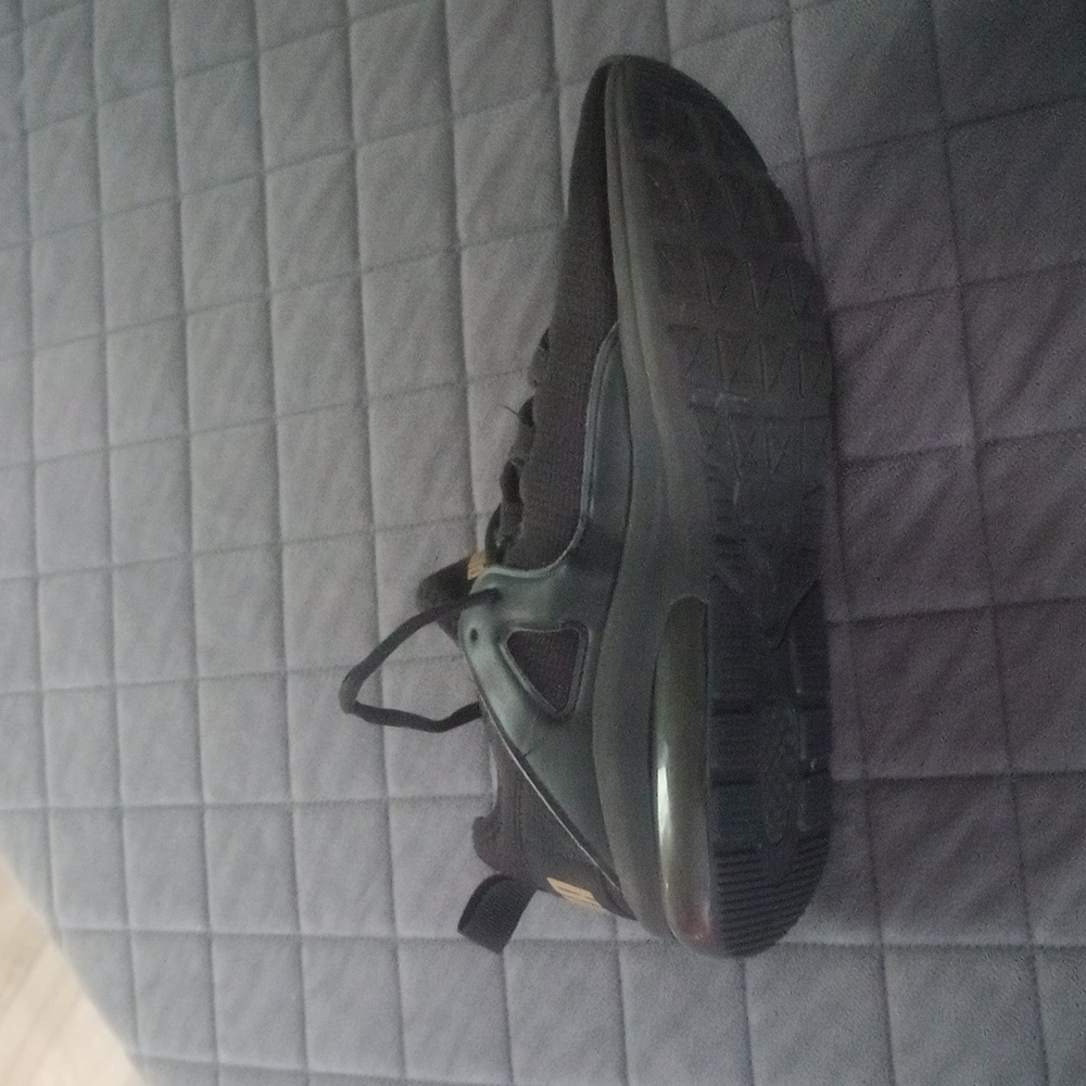 Shoes - Picture 2 of 4
